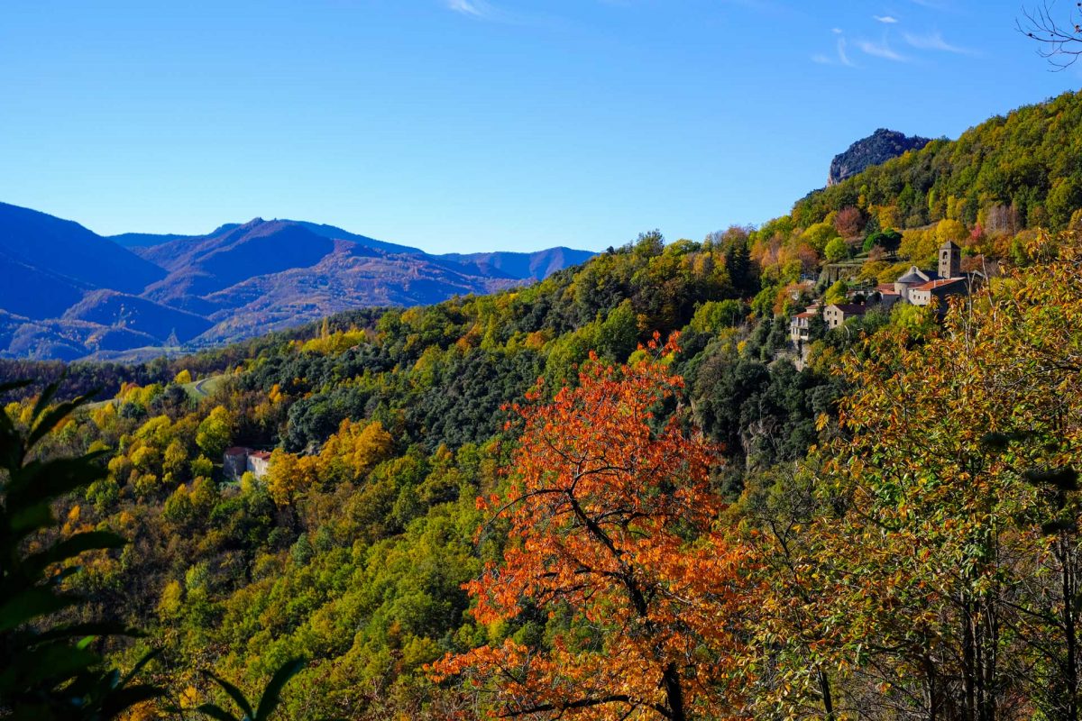 Montferrer est une commune du territoire Vallespir Canigó, entouré de majestueuses montagnes, ce village déborde de charme et d’histoire ! Admirez l’architecture traditionnelle des maisons en pierre, et promenez-vous dans ses ruelles.Profitez du paysage, par beau temps, vous pourrez même apercevoir la mer Méditerranée.