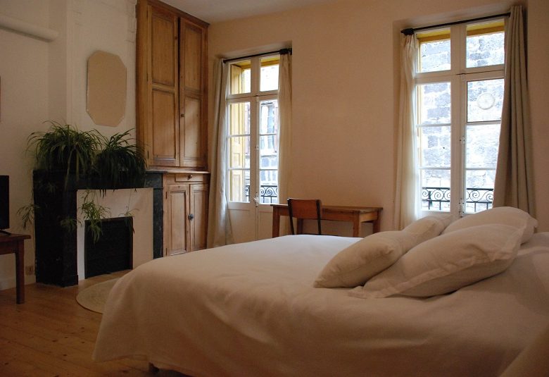 APPARTEMENT DE CHARME AU COEUR D’UNE CITÉ MÉDIÉVALE